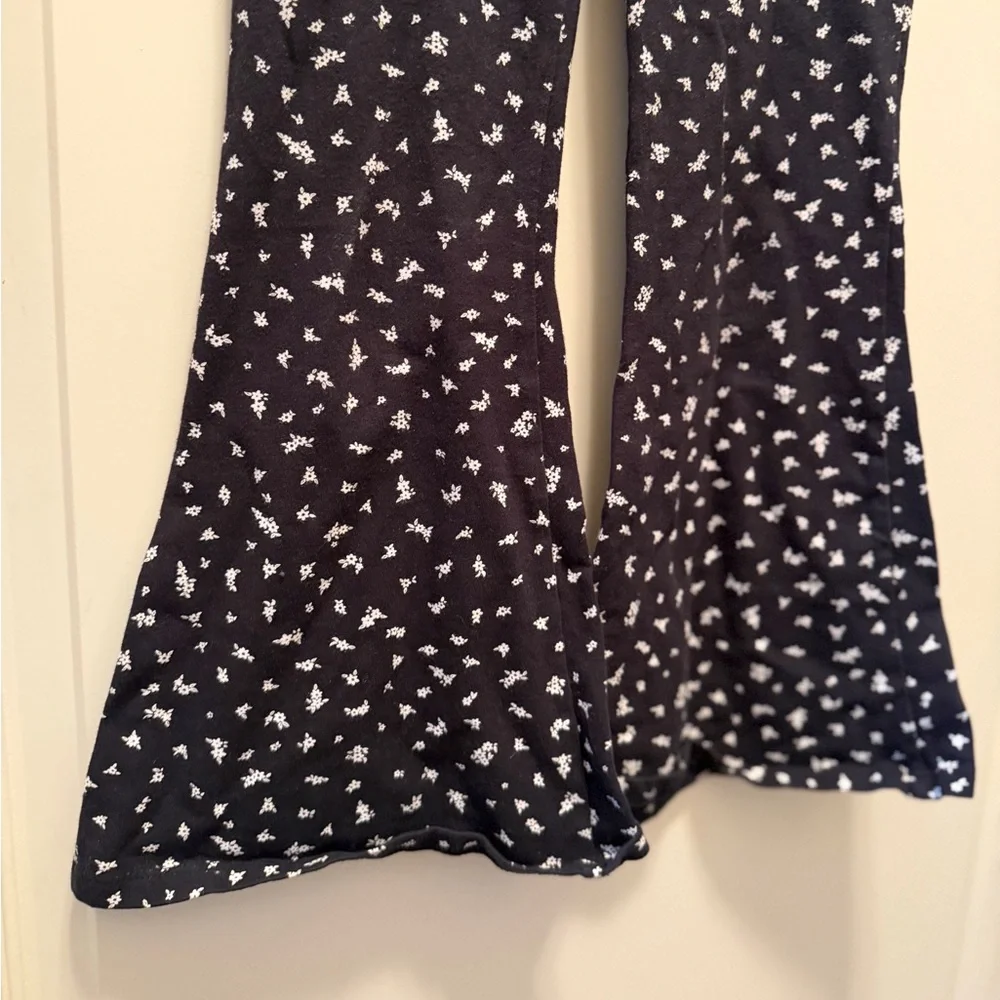 🐣NWOT SO Black and White Floral Flare leggings